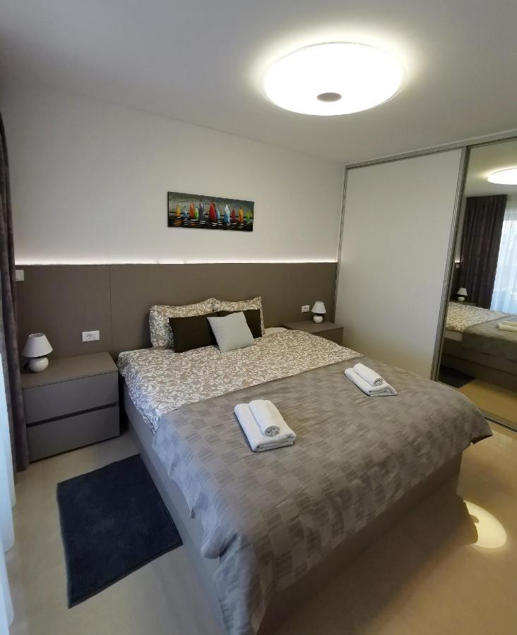 Black Pearl - Luxury Seaside App With Pool & Bbq, Istra Banjole Eksteriør billede