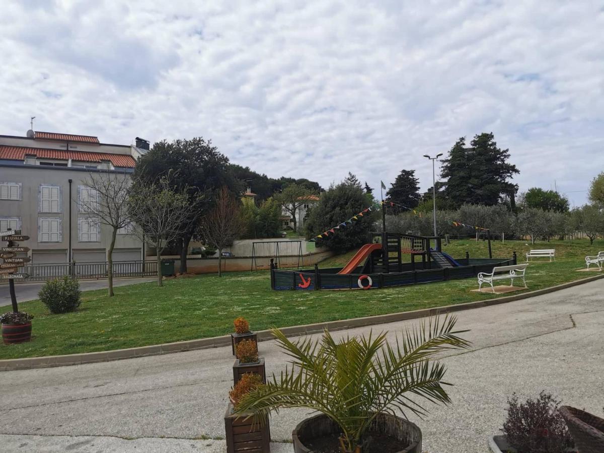 Black Pearl - Luxury Seaside App With Pool & Bbq, Istra Banjole Eksteriør billede